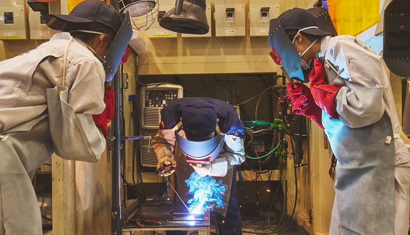 溶接の実習に取り組むポリテクセンター岐阜の訓練生
